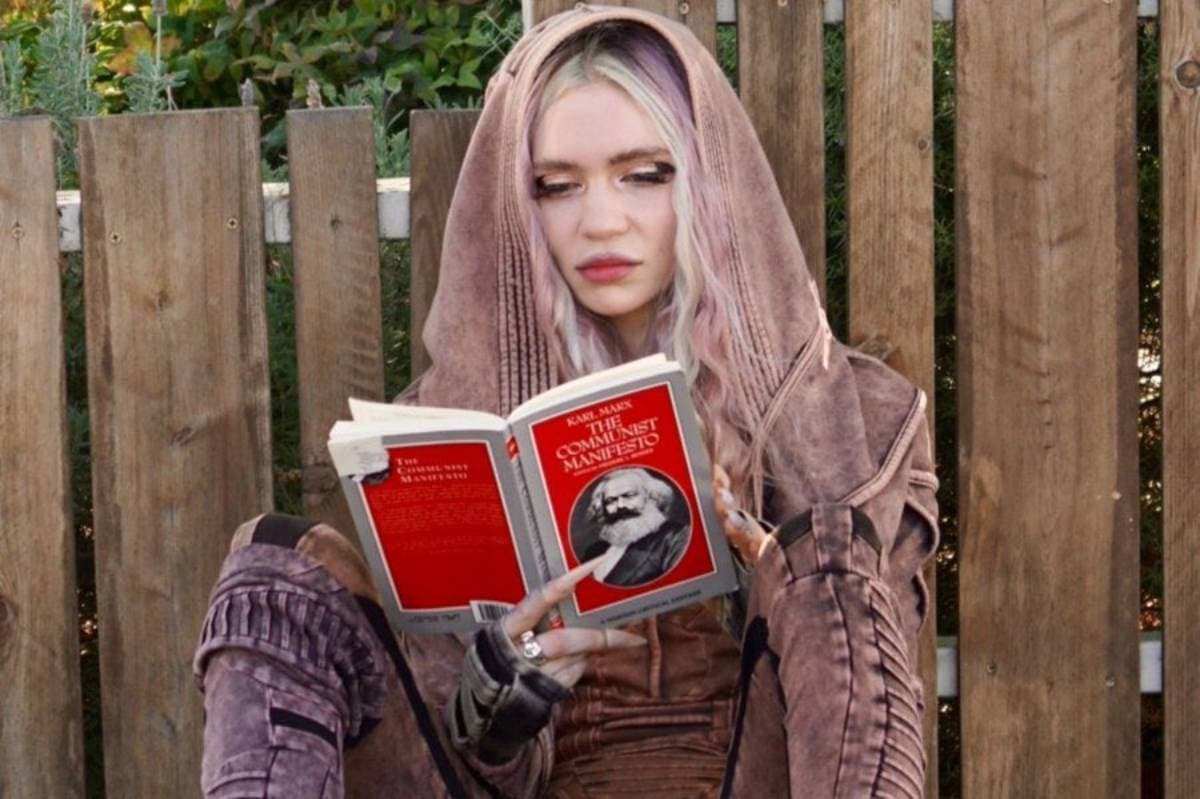 Grimes captada con El Manifiesto Comunista tras divorcio con Elon Musk