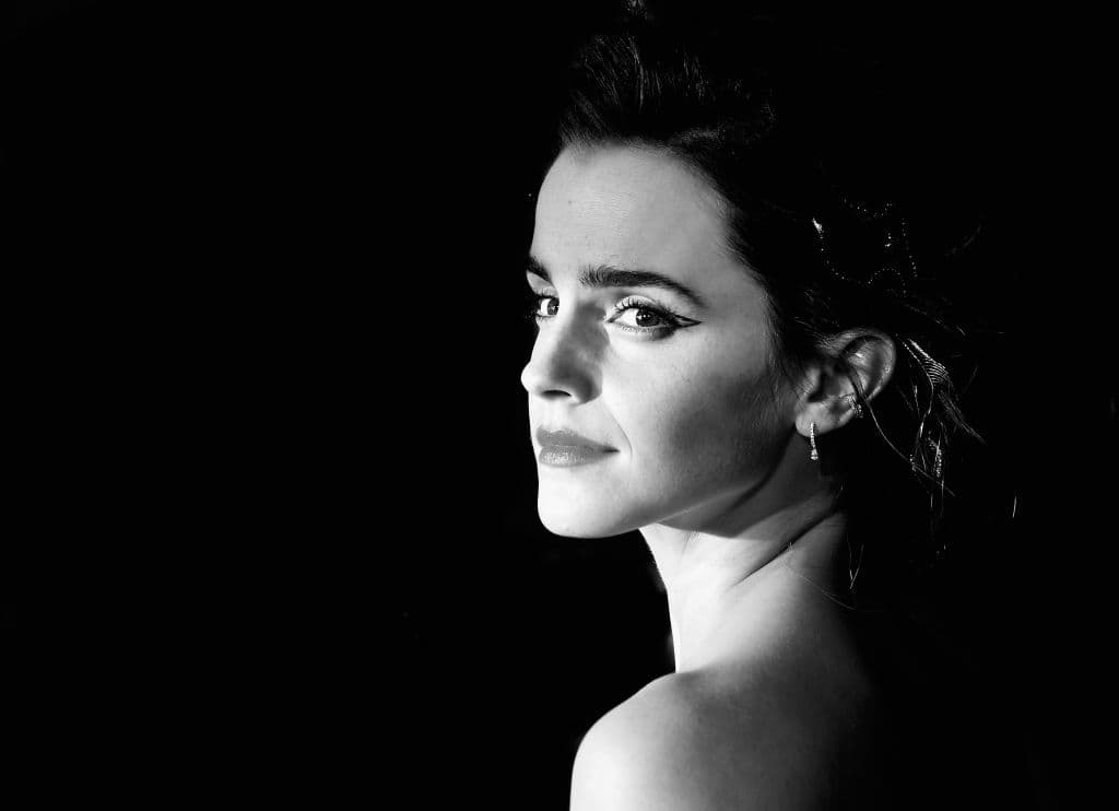 Una gran foto en blanco y negro de esta lectora ávida.