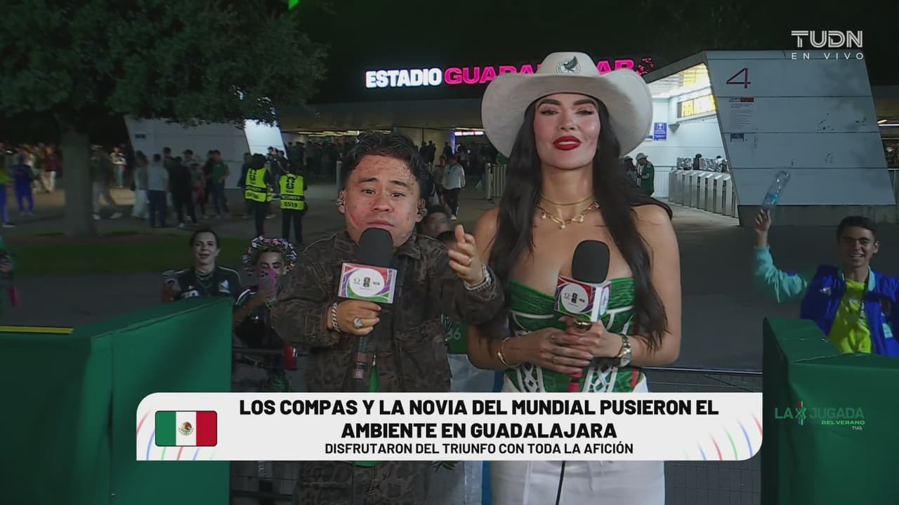 Abelito celebra el triunfo de México y termina bañado en cerveza