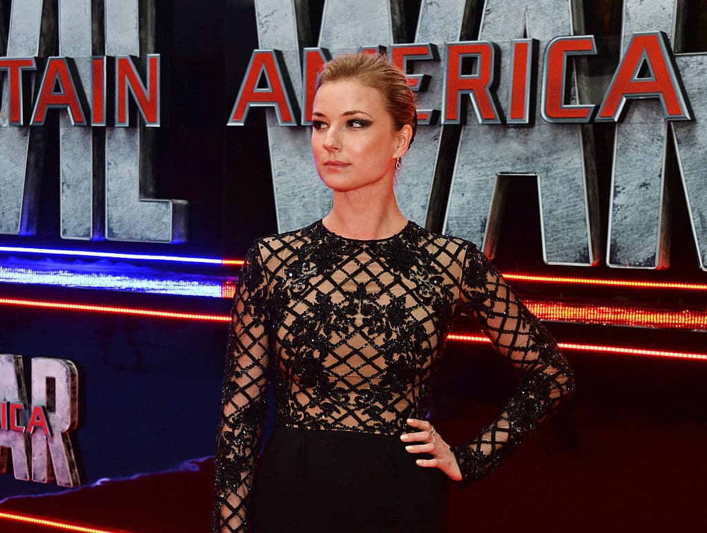 En 2016, Emily retomó su papel en 'Capitán América: Civil War', sólo que ahora ya supimos su verdadero nombre: Sharon Carter y Steve en el funeral de Peggy Carter se entera que era tía de ella. Carter le ayuda a Rogers con información y finalmente se dan un beso.