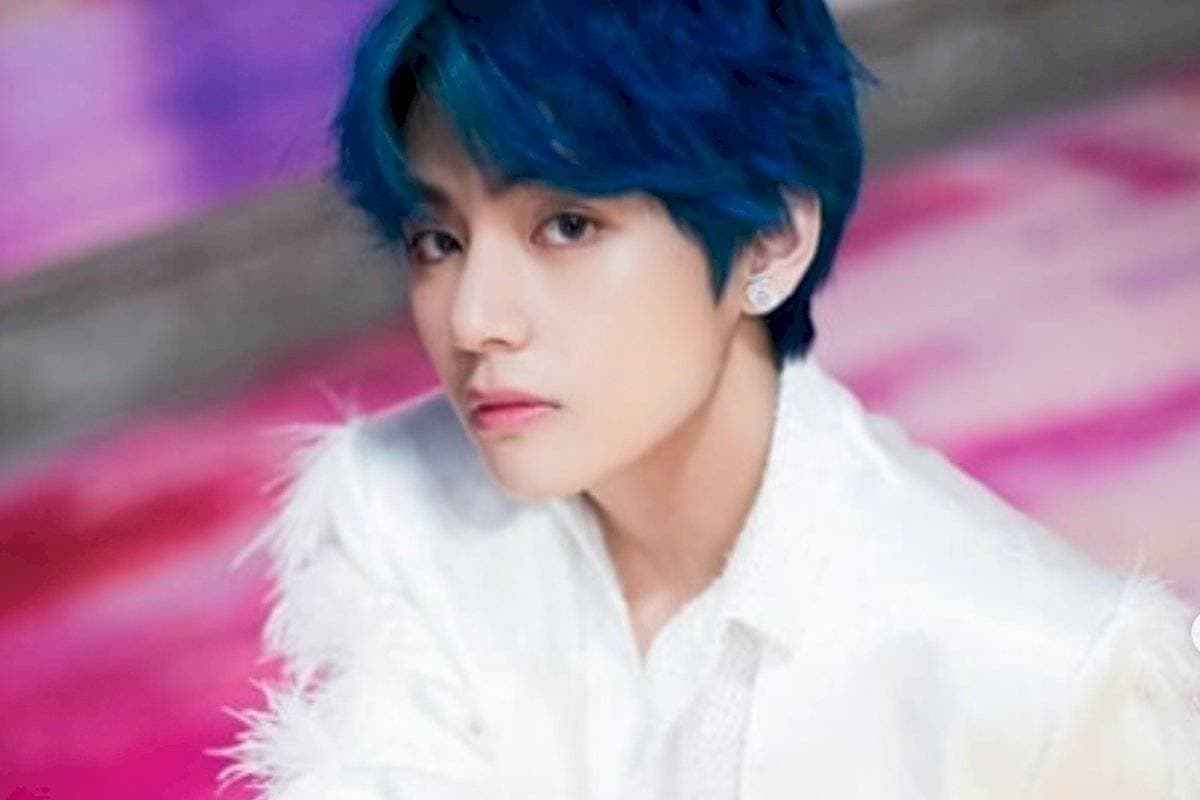 Él es Kim Tae-hyung. Es miembro de BTS. Uno de los más queridos, está en la posición 4.