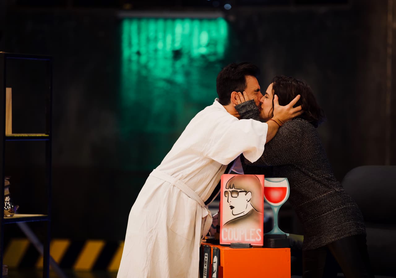 El otro en completar la prueba fue Efraín y Pía lo recompensó con un beso.