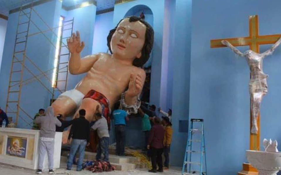 Hacer un Niño Dios gigante de por sí es una cosa rara. Que te salga igualito a Nicholas Cage es un plus para alimentar los memes de internet.