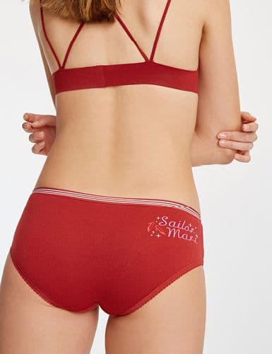 Las prendas de Sailor Mars mantienen una encendida sensualidad en rojo.