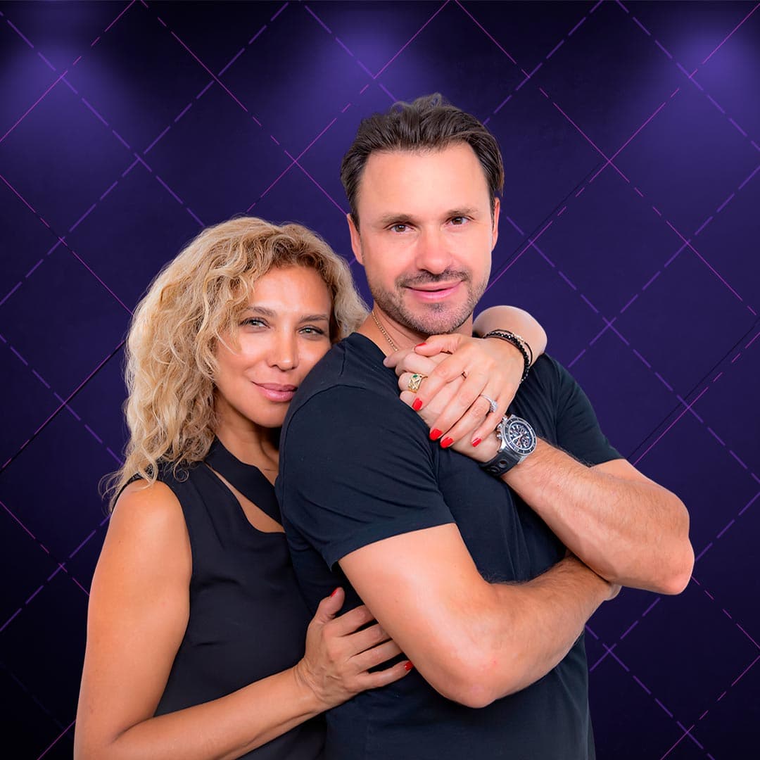 Adriana Amiel y Cristian Zuárez: Llevaban 9 meses junto cuando decidieron poner a prueba su amor en esta producción. Se conocieron gracias a que él compró una casaca y Adriana le hizo un descuento; él le dijo que manejaba artistas, ella le dijo que su ex marido era productor de cine y su amistad se conviertió en sociedad con Adriana y su ex. Sólo eran amigos cuando salieron unas fotos que sugerían una relación entre ellos; pero meses después se convirtió en una relación formal.