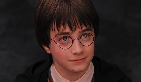 En 'La Pierdra Filosofal' Harry tenía solo 11 años y no tenía idea de que le esperaban muchos años de drama y sufrimiento.