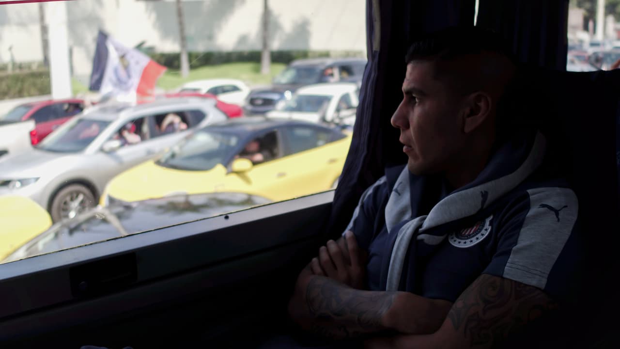 Salcido avanza junto a la fanaticada en el autobús
