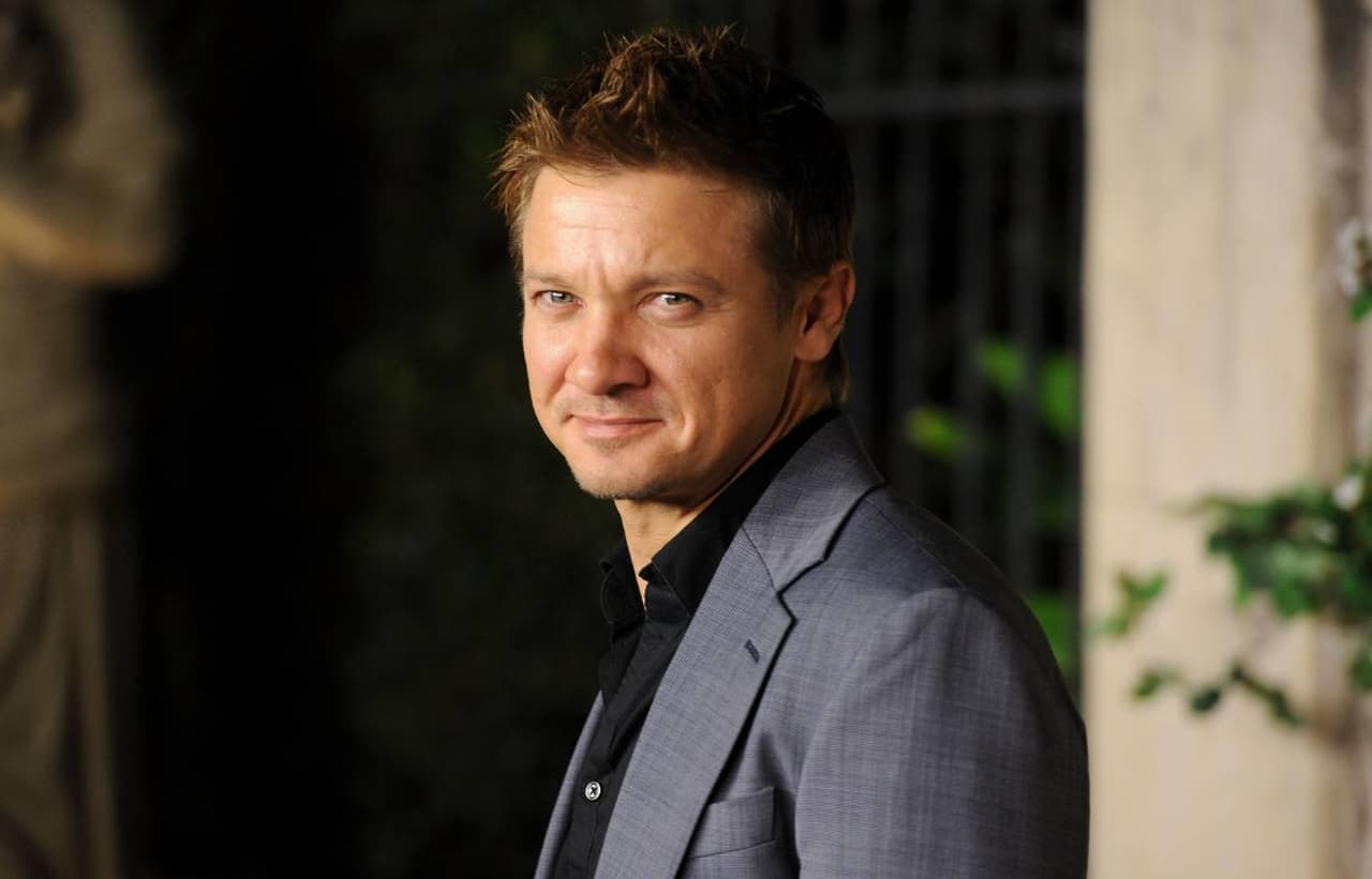 Jeremy Renner sale de cirugía, pero permanece en cuidados intensivos