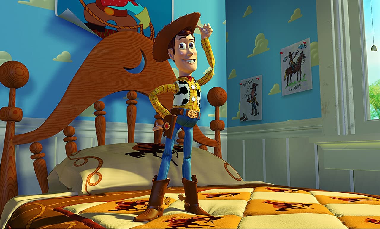 ¿Recuerdas la escena en la que Woody está sentado en la cama hablando con Slinky? En la pared se puede apreciar un dibujo del vaquero, el cual en realidad fue uno de los bocetos originales.
