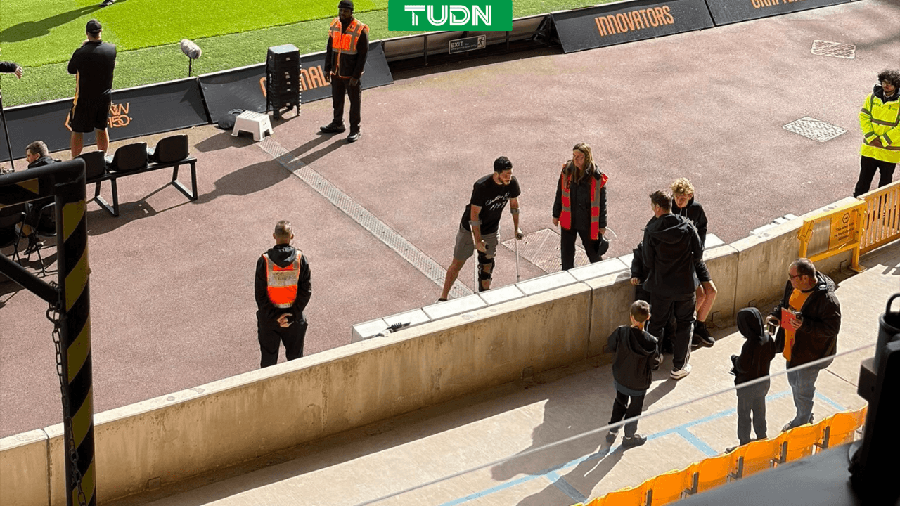 Raúl Jiménez reaparece en muletas en partido de Wolverhampton