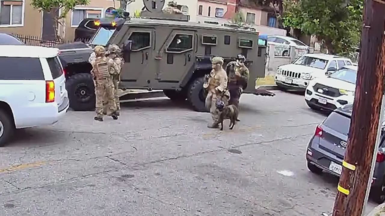 “Mis hijos estaban dormidos”: agentes federales usan explosivos para ingresar a una casa