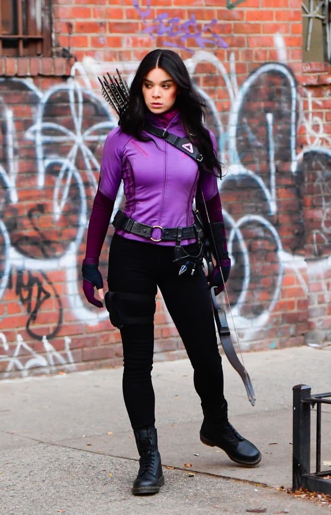 Hailee Steinfeld fue fotografiada con el traje de Kate Bishop en el rodaje de la serie 'Hawkeye'.