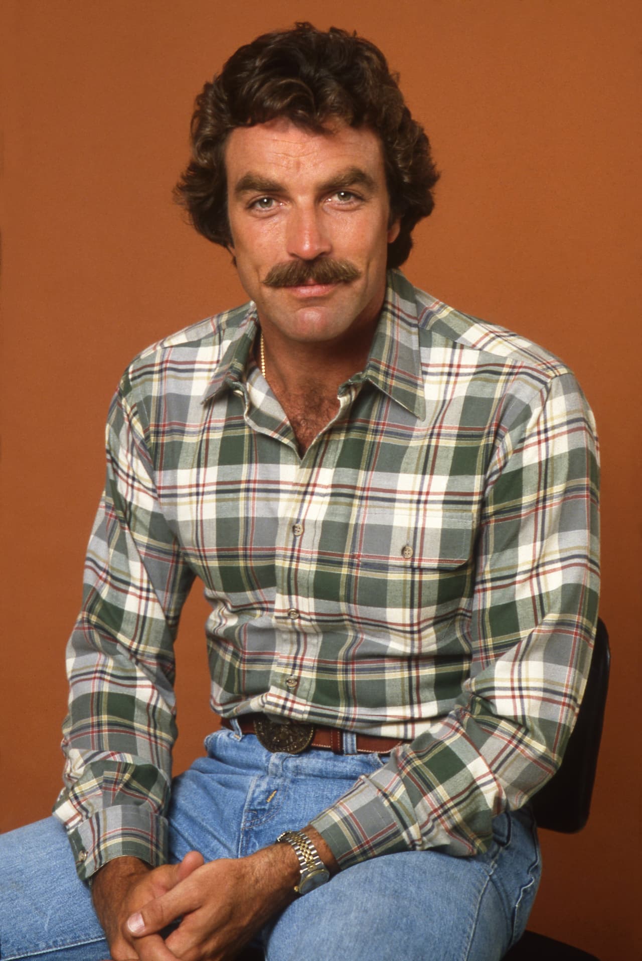 Tom Selleck estuvo cerca de ser Indiana Jones, incluso llegó a realizar una prueba junto a Sean Young, pero su representante insistió en que rechazara el papel porque no estaba a su altura. Finalmente, Steven Spielberg contrató a Harrison Ford y el resto es historia.