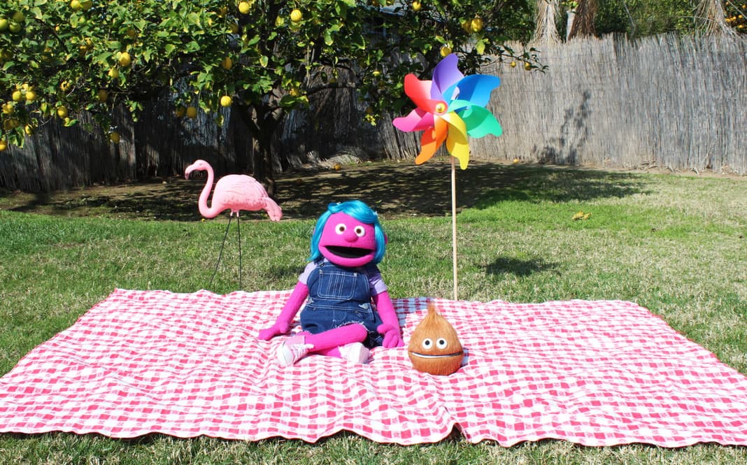 Sí, este simpático personaje de la derecha se llama Coco.