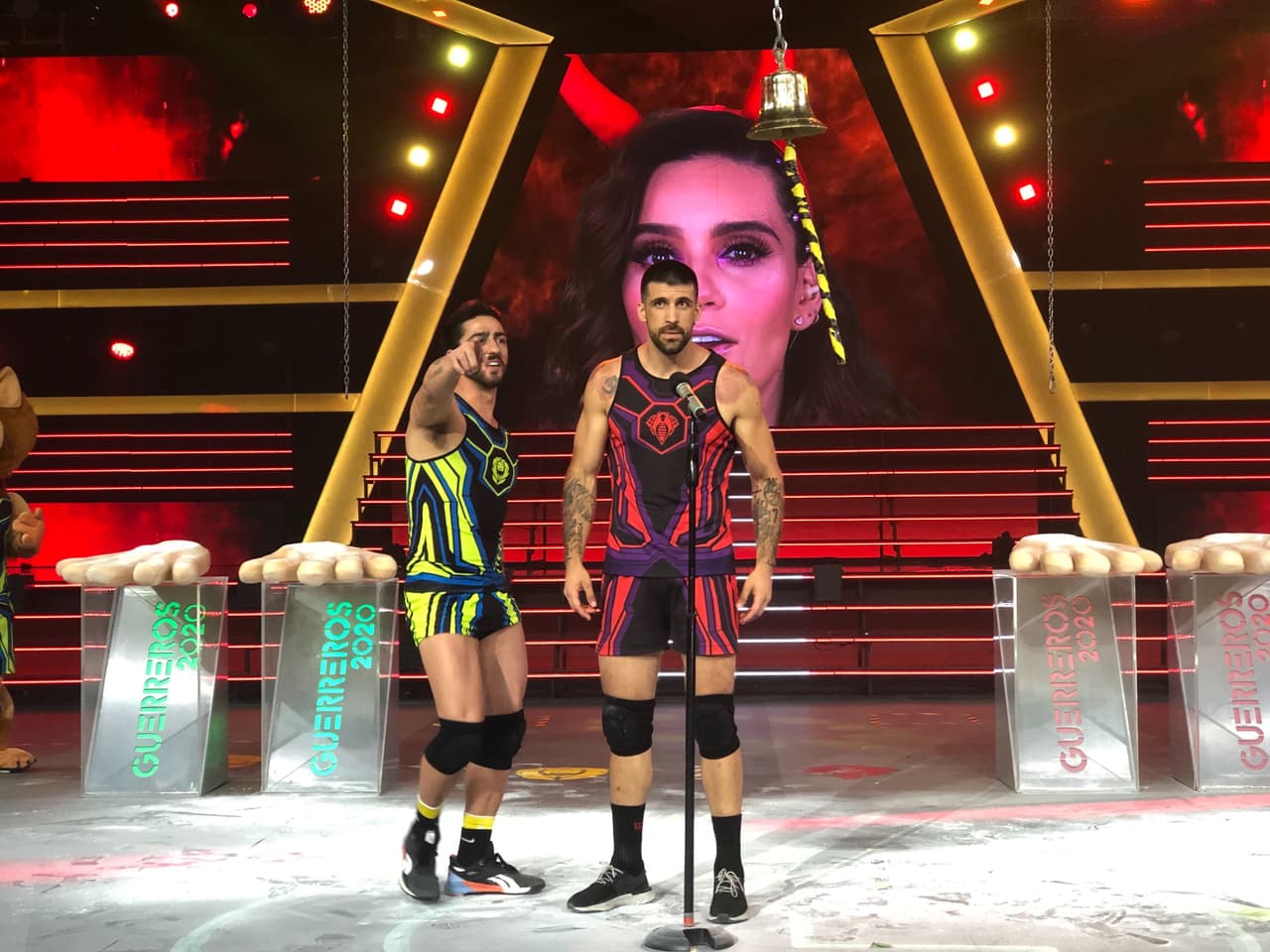 Aunque Potro acusó a Silverio de haber hecho trampa, no se salvó de la cachetada enharinada. Hasta ese momento, Cobras y Leones estaban empatados esta noche por tercera vez al conseguir 2450 puntos.