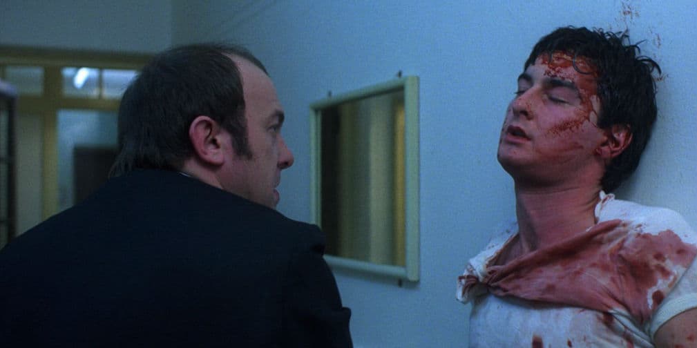 Scum (1979): El protagonista es Carlin, quien está en un reformatorio por golpear a un funcionario, pero en este lugar se incita la violencia de los internos. La cinta del Reino Unido fue censurada en televisión por sus crudas escenas de violencia, violaciones y suicidios.