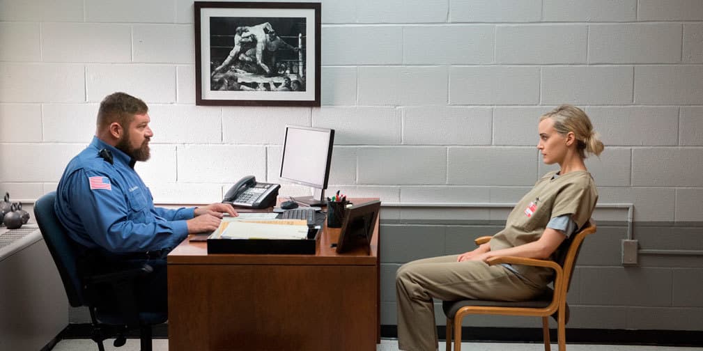 Taylor Schilling interpreta a Piper Chapman, quien llega a prisión por transportar dinero proveniente del narcotráfico.