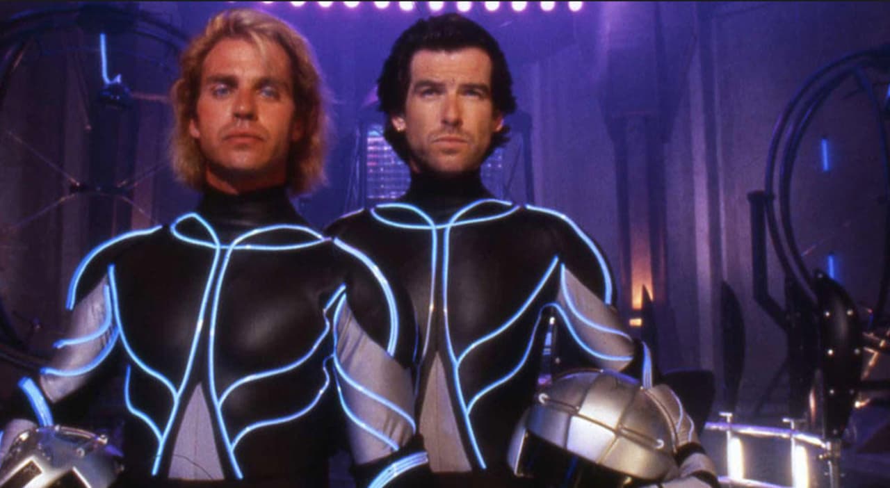 Imagina escribir un cuento sobre una podadora asesina, para que luego lo "adapten" en una película que terminó tratando de androides y realidad virtual. Esto pasó con The Lawnmower Man y, de hecho, Stephen King demandó a los responsables.