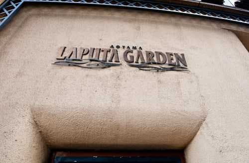 No conforme con un Castillo en el Cielo, la meretriz tiene un jardin propio. Es antiguo negocio deja.