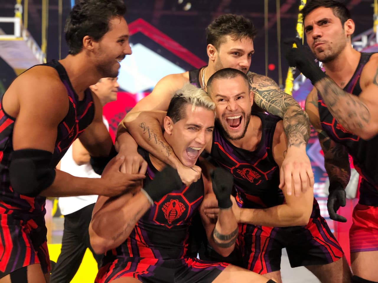 La noche fue para Cobras y el marcador quedo a su favor, con Todos arriba ganan Cobras con 1400 puntos, contra 1050 de Leones.