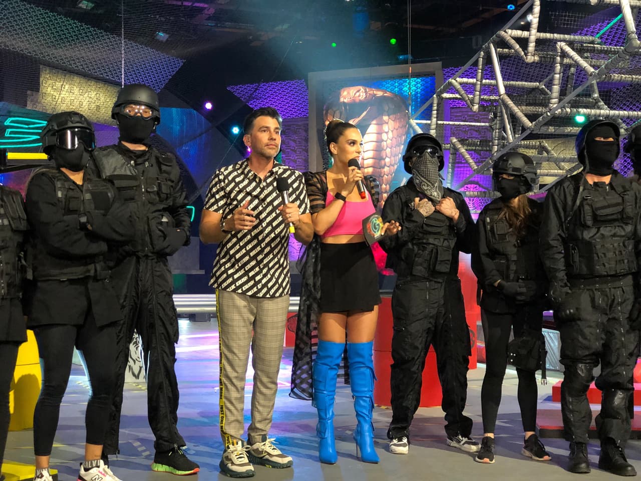 Los nuevos participantes llegaron con un uniforme negro y poco a poco se fue revelando su identidad.