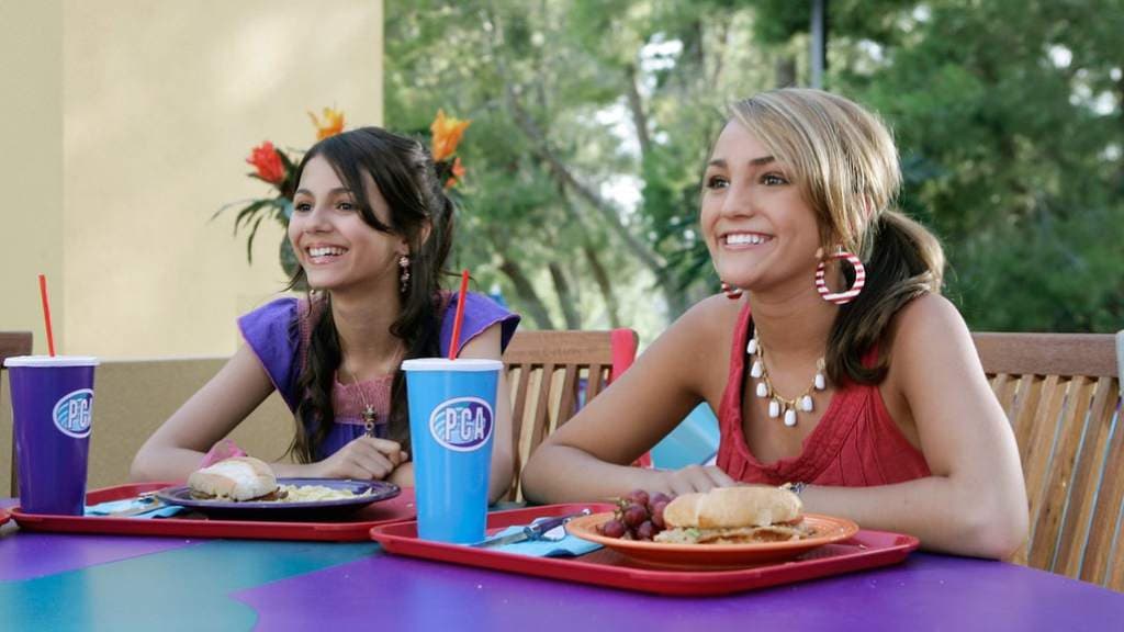 Pero antes de esas dos producciones de Nickelodeon, la escuchamos como Lola (Victoria Justice) en 'Zoey 101'.