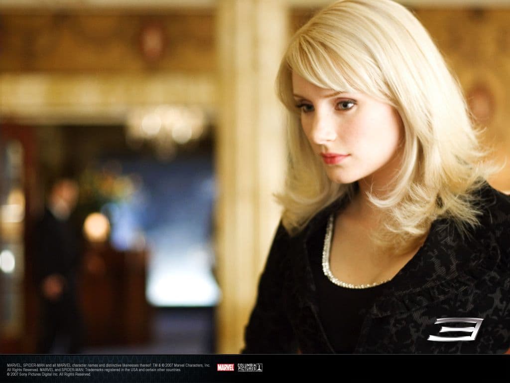 Kirsten Dunst acapar´´o la pantalla en las primeras dos cintas como Mary Jane Watson, pero en la última cinta tuvo competencia. Curiosamente Dunst es rubia como Stacy y Dallas Howard es pelirroja como Watson.