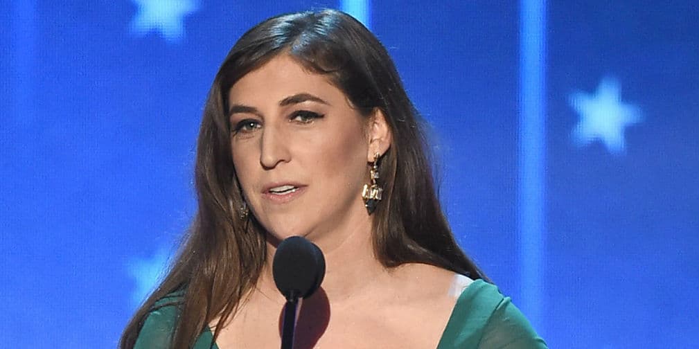 Mayim Bialik dedica premio a su padre
