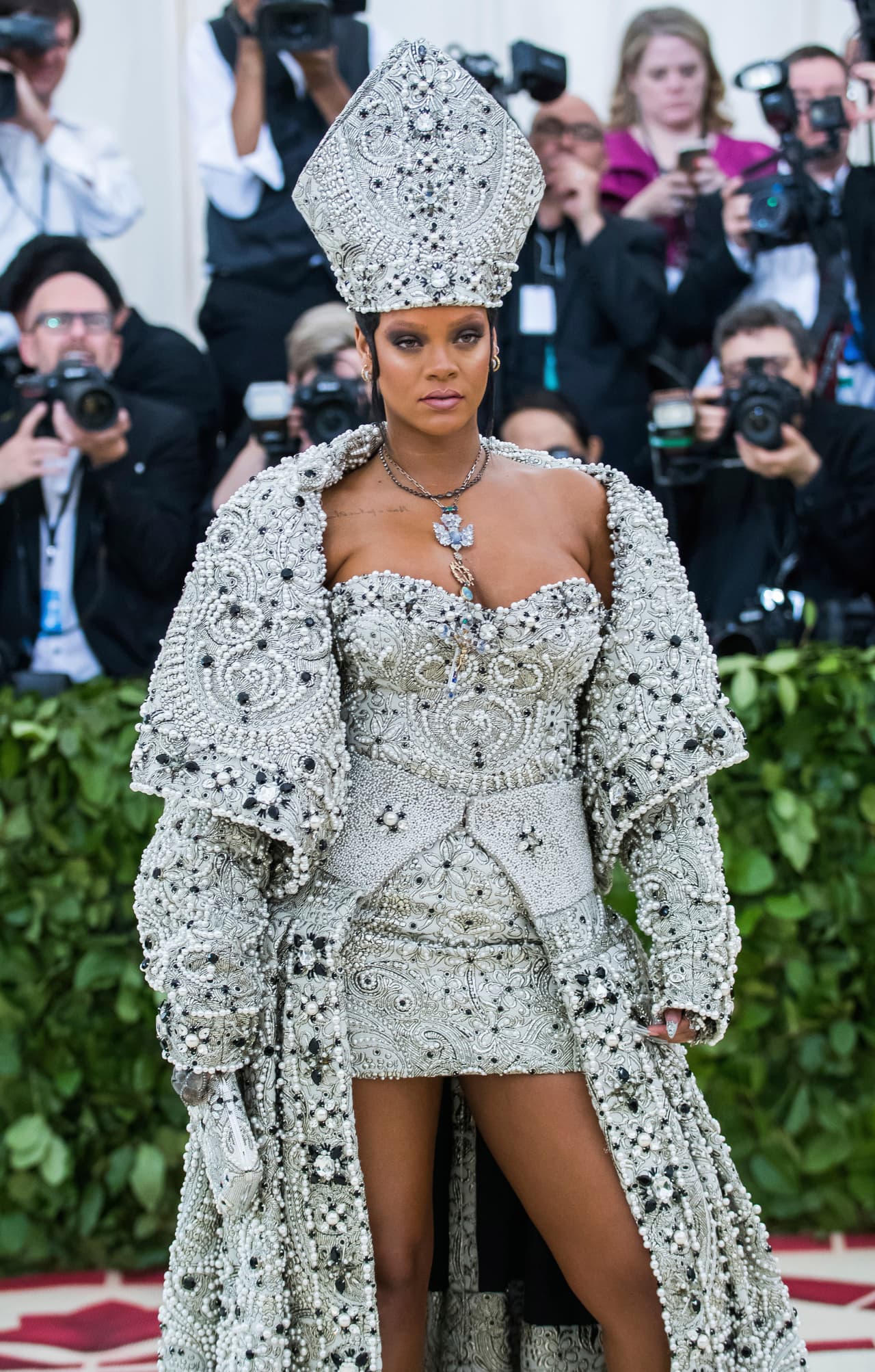 Con este atuendo de la MET Gala podemos ver que puede tener el estilo, la elegancia y la sensualidad de una villana de Batman.