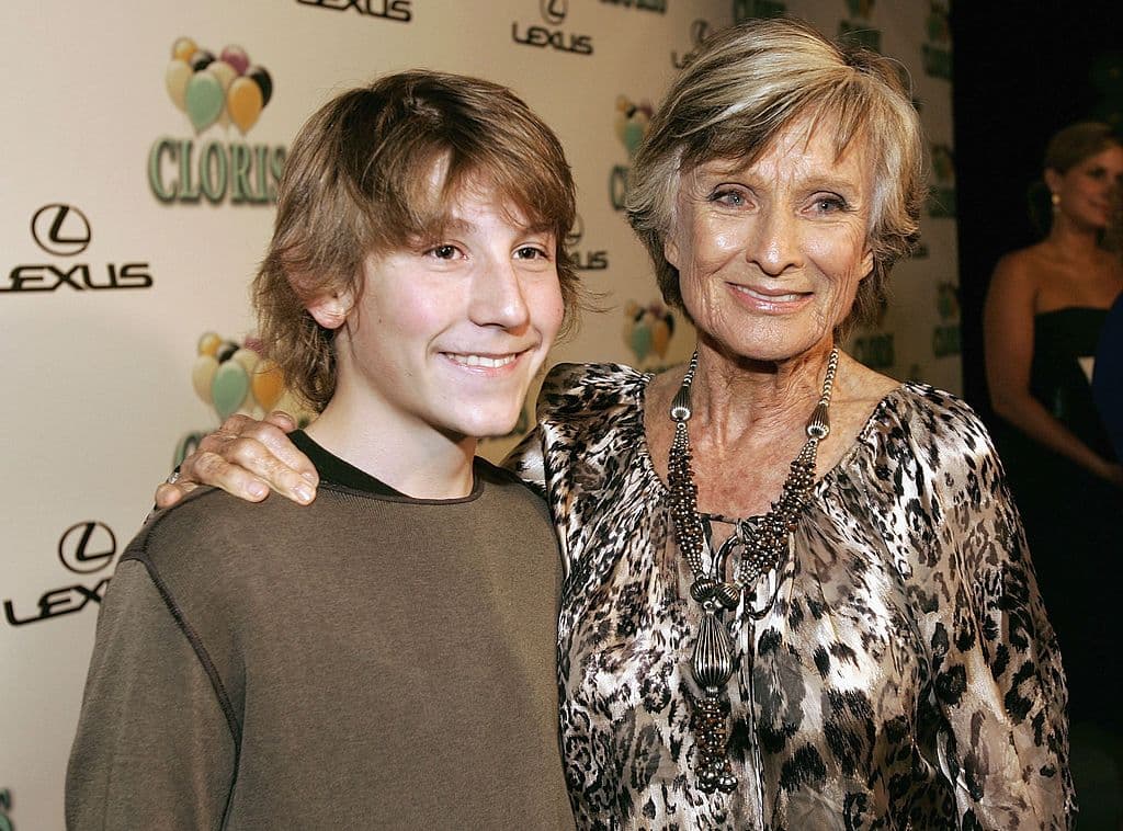 ¿Qué tal esta foto al lado de Cloris Leachman? La actriz, que interpreta a su abuela Ida, celebraba en esta ocasión su 60 aniversario en la industria del entretenimiento. Es una de las últimas fotos que hay de Erik en un evento.