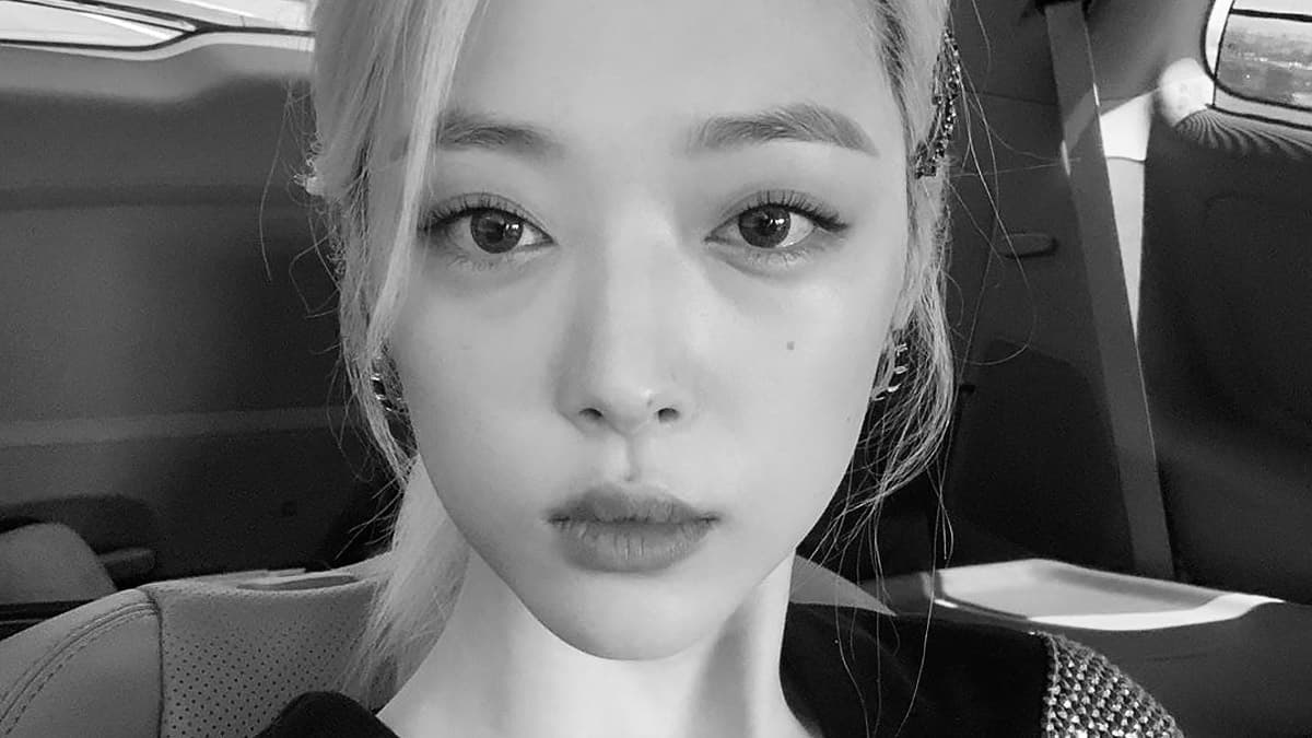 Su nombre real era Choi Jin Ri y comenzó su carrera como parte de la agrupación f(x).