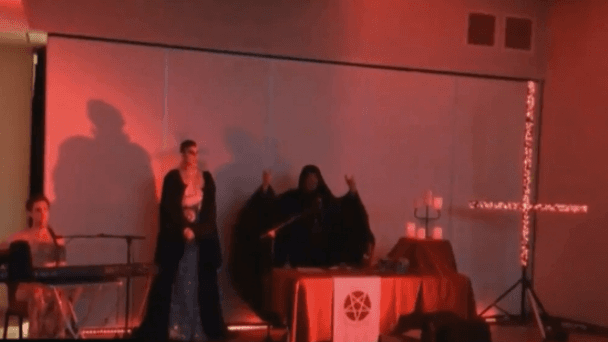 ¡Que te crea dios! Noticiero transmite ritual satánico en vivo "por error"