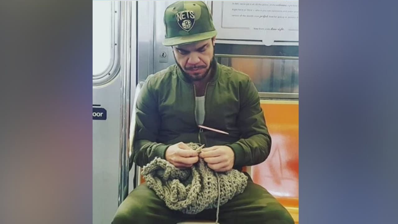 El puertorriqueño que se volvió viral por tejer en el metro