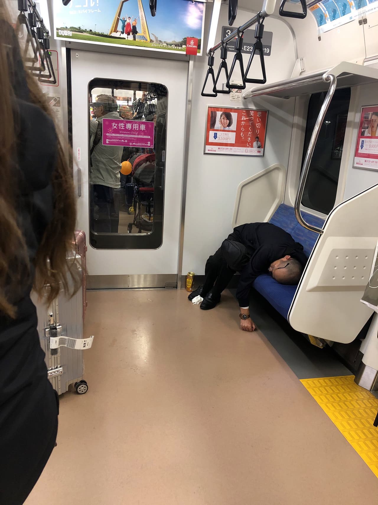 Uno de los lugares más habituales para ver gente dormida es el metro, como en todo el mundo. Pero las postales de esto son un tanto extrañas.