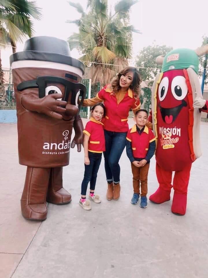 Elementos clásicos, como el café y los hot dogs marca propia del negocio se hicieron presentes como botargas.