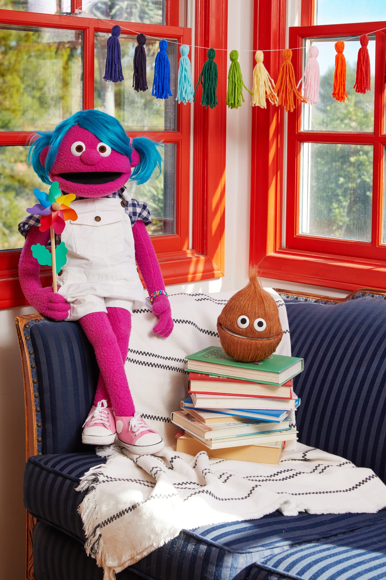 Ella quiere descubrir y explorar nuevos pasatiempos en compañía de su amigo Coco.