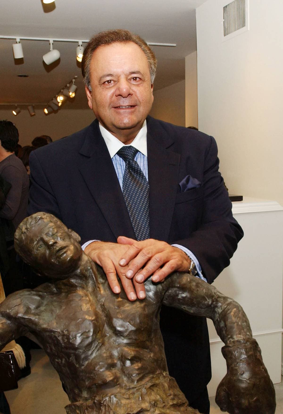 Paul Sorvino posó junto a una de sus esculturas en la galería Heidi Khorsand en diciembre de 2001.