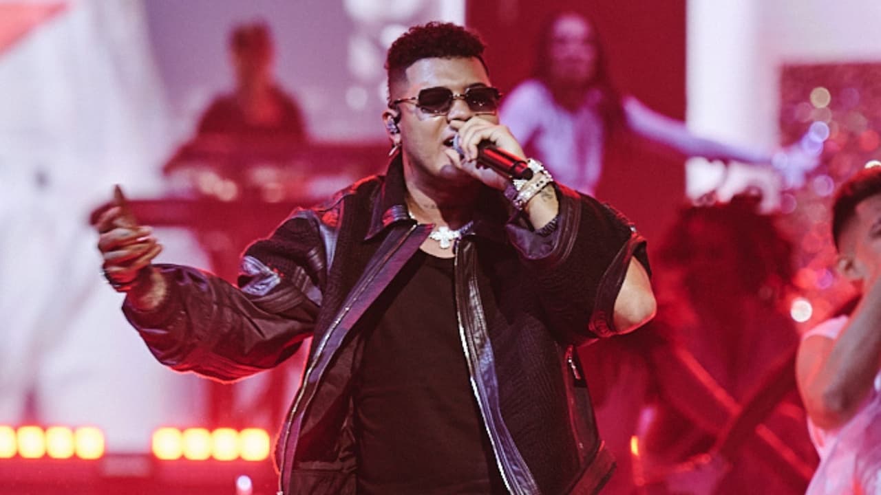 Boza protagoniza un explosivo cierre de Premios Juventud con 'Ella', 'Hecha Pa’ Mí', 'Orión' y 'Yaya'