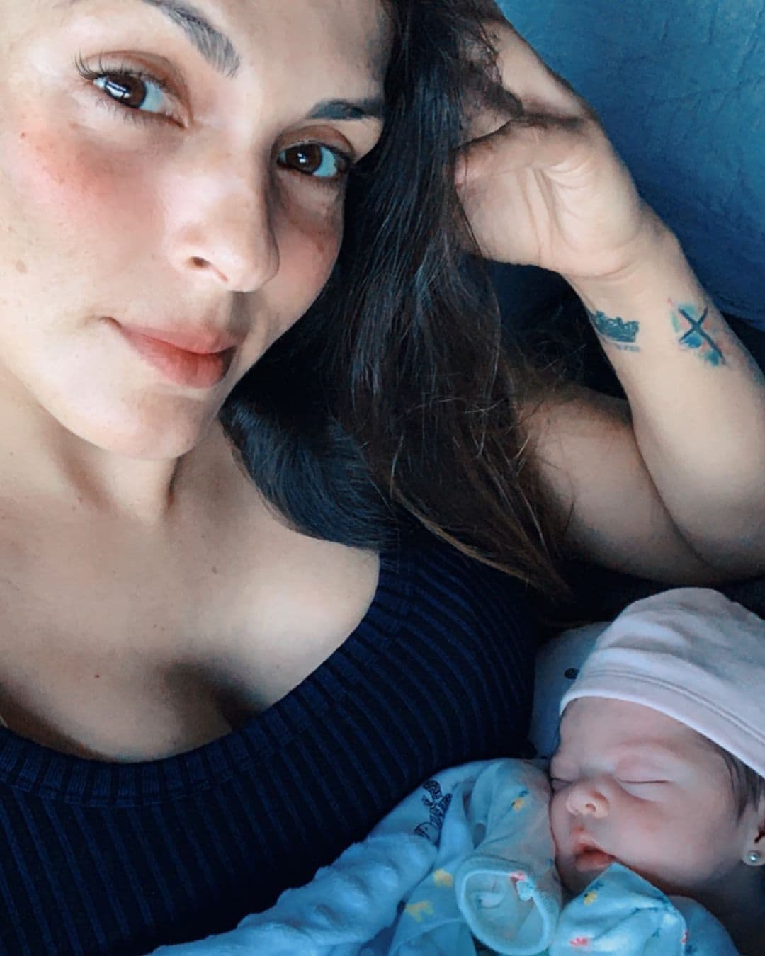 A los 4 días de nacida, esta fue la selfie que subió Alejandra, mostrando que la pequeña ya tiene las orejas perforadas.