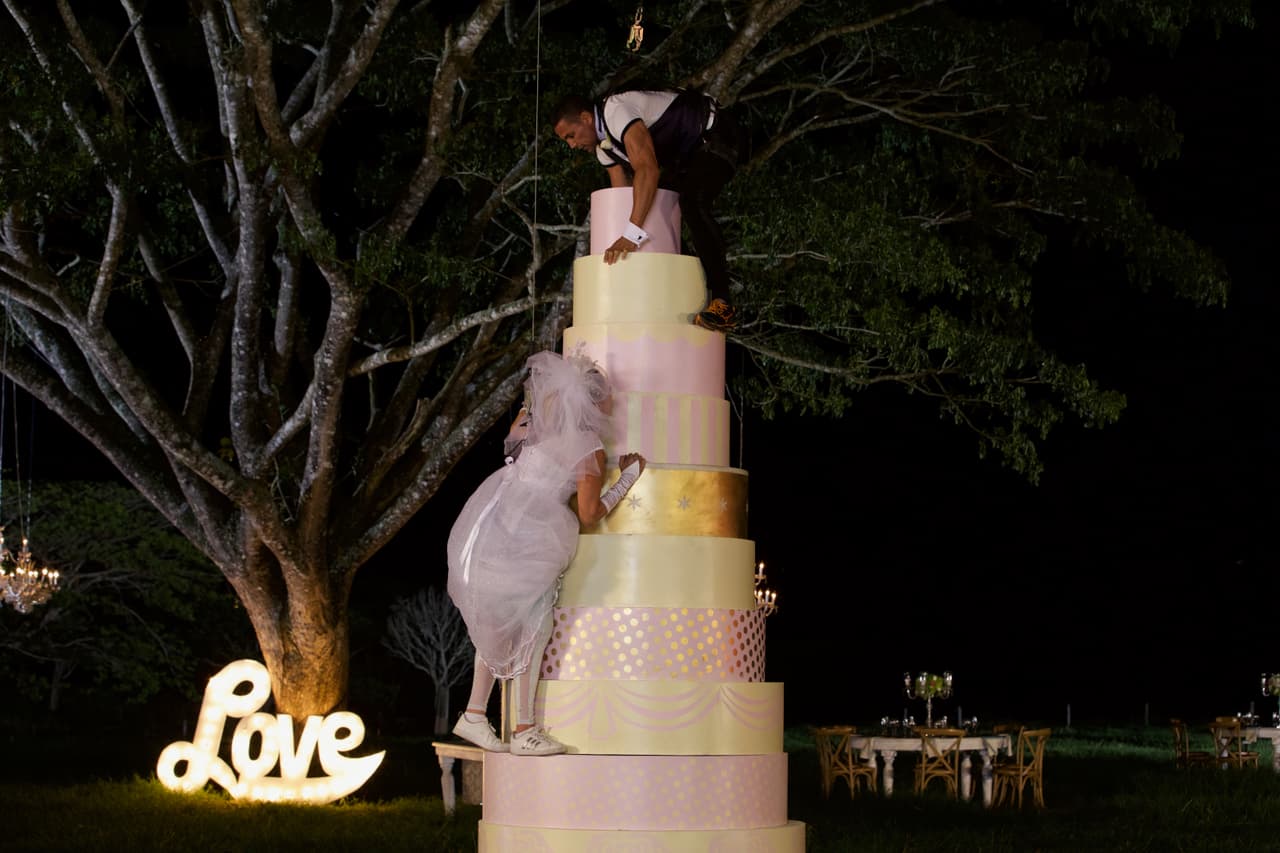 Las parejas tenían que acomodar de mayor a menor los pisos de un enorrme pastel de bodas, para después subir a la cima los dos, como si fueran los muñequitos del pastel.