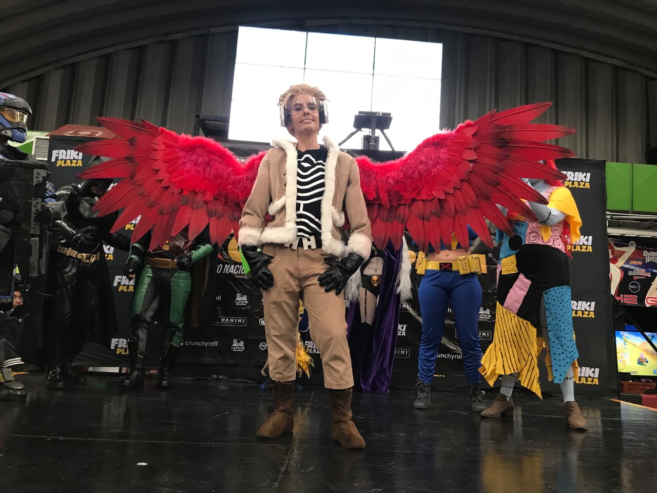 Un espectacular atuendo de Hawks, personaje de My Hero Academia, le valió a Victoria Casado el primer puesto.