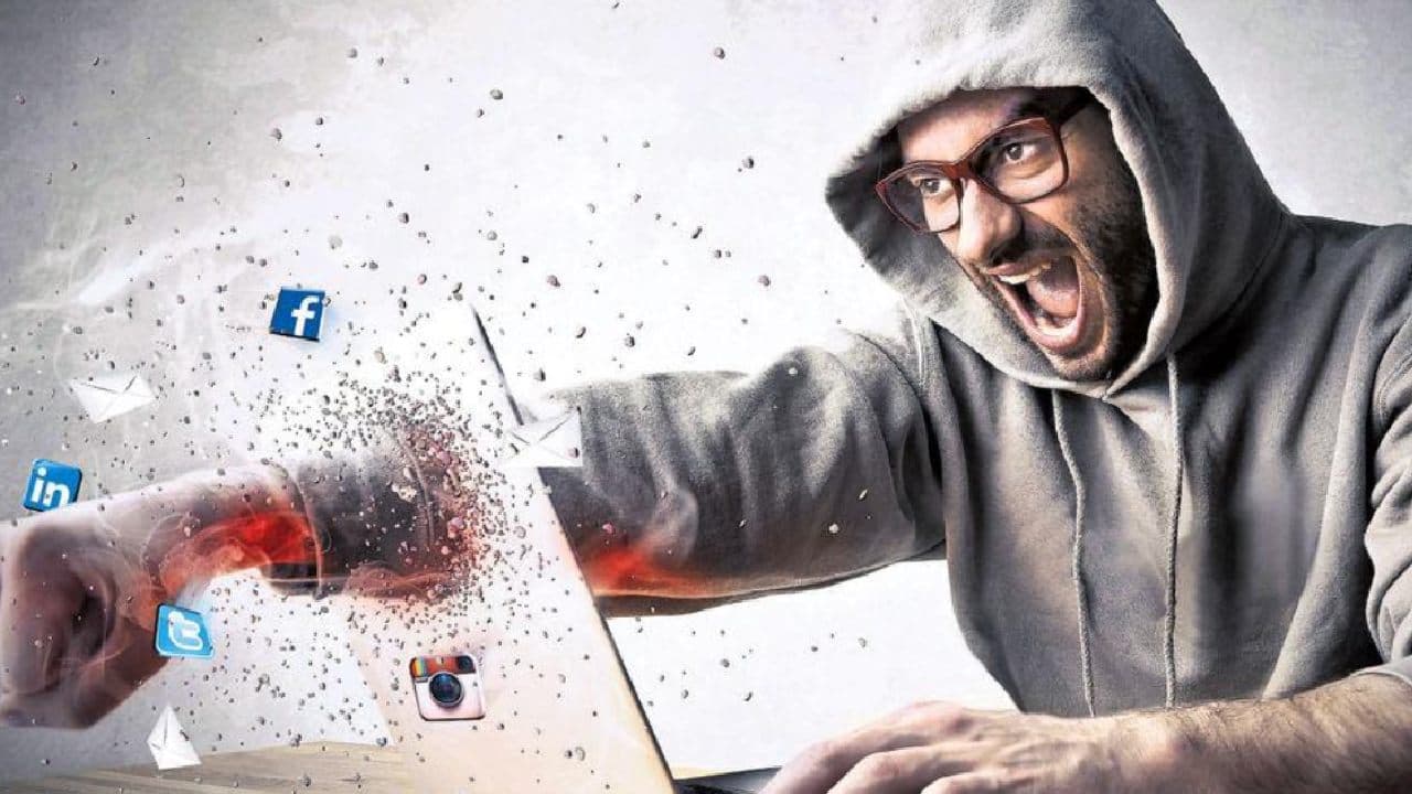 Gobierno busca castigar insultos por Internet con cárcel