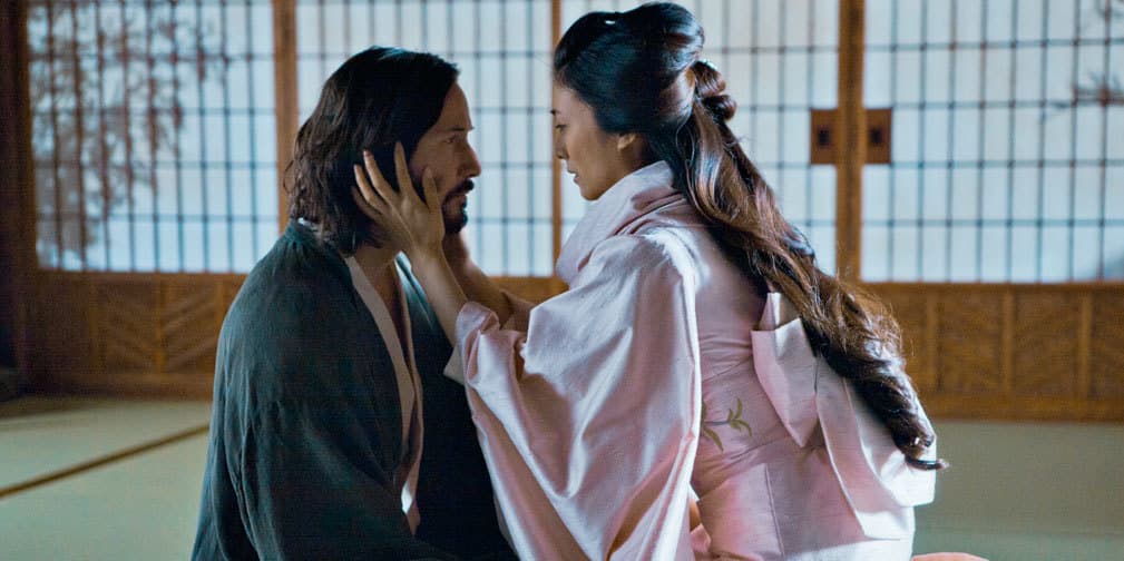 Keanu Reeves encabeza el reparto en el papel de Kai, un paria que se une a Oishi, el líder de los 47 Ronin.