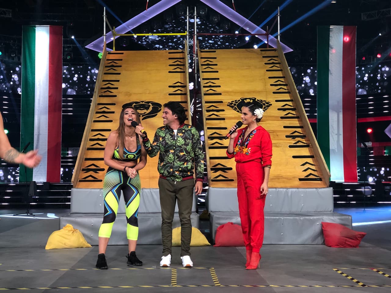 Cecilia Galliano fue una de las invitadas de esta noche, quien portó el uniforme de Leones.