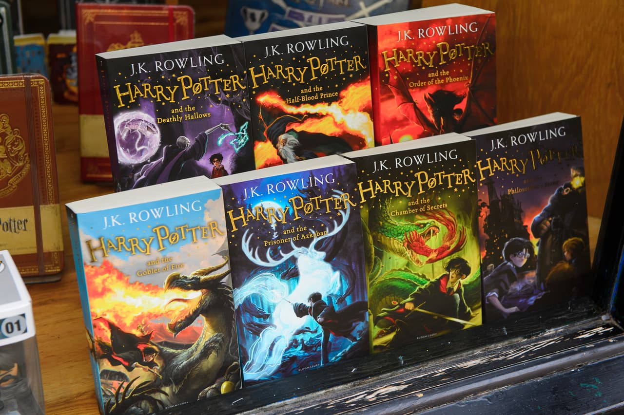Prohiben los libros de Harry Potter en una escuela por tener “hechizos reales”