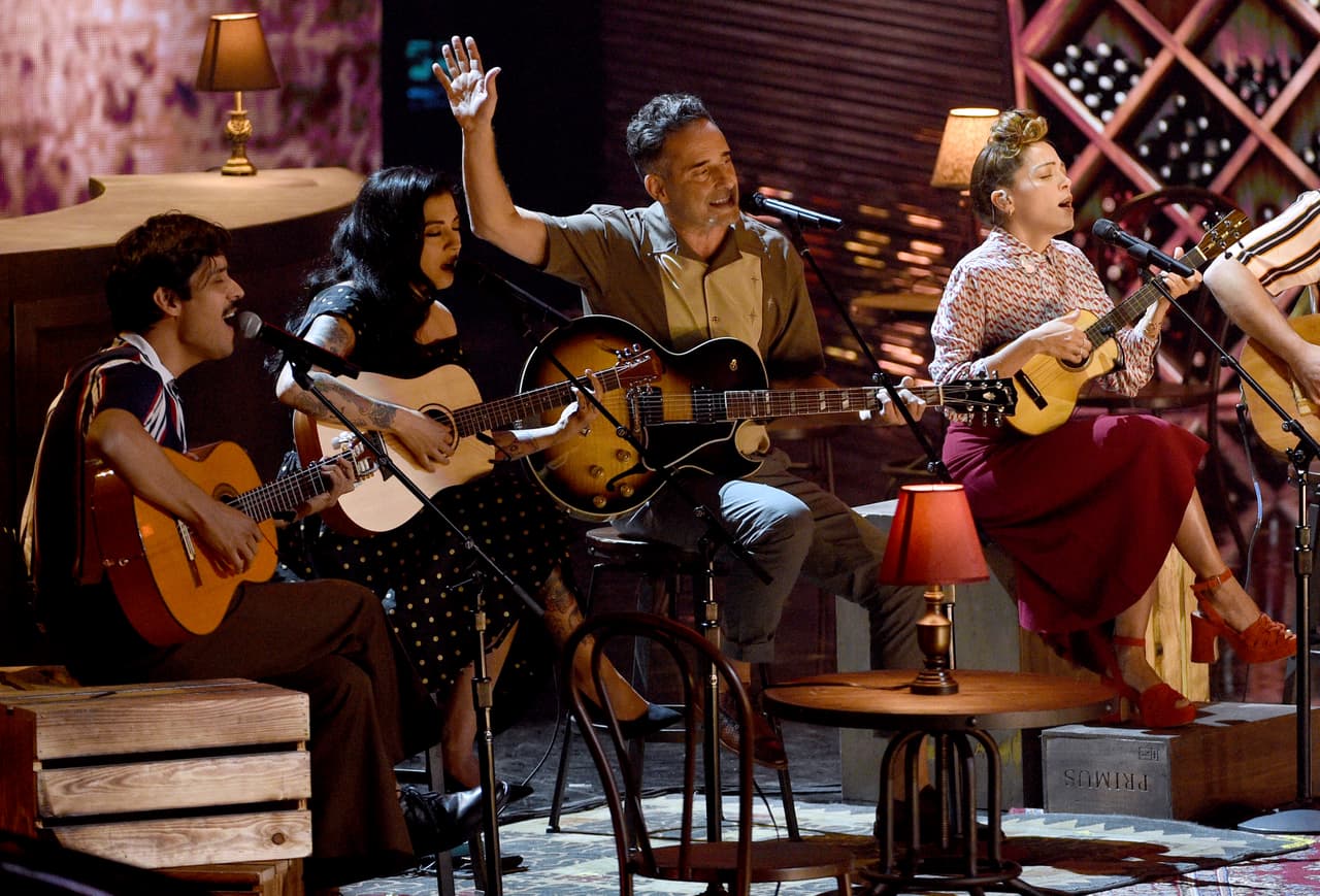 Natalia Lafourcade y Mon Laferte cantando juntas...