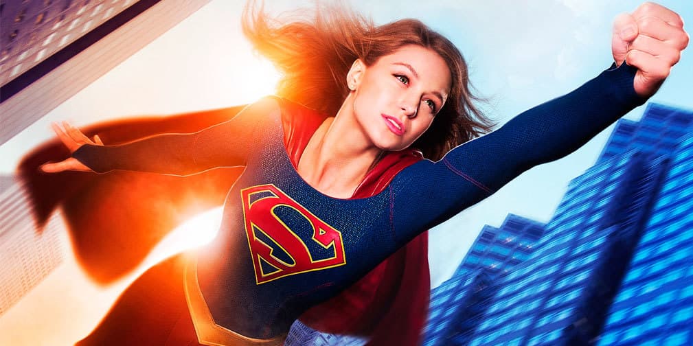 En la Tierra es bautizada con el nombre de Supergirl por Cat Grant.