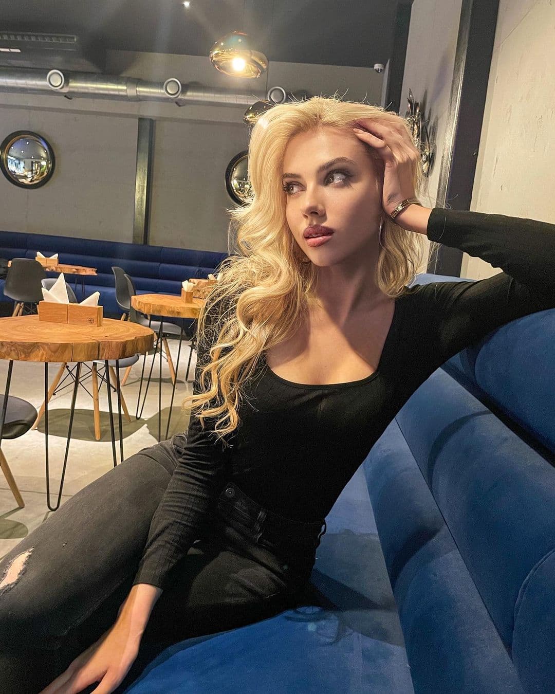 Mientras que en Instagram, suele mostrar más su look diario y su cabellera rubia. Con su mirada ha conquistado a miles de seguidores.