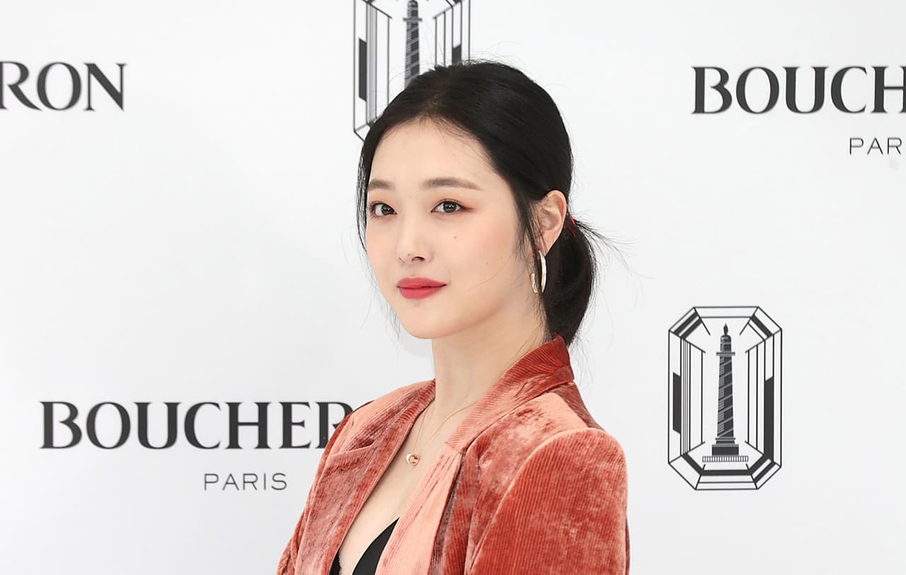 La historia de cómo la cantante coreana se apagó luego de años bajo el asedio de los medios y el ciberacoso ha llamado la atención fuera del universo en el que se desenvuelve el K-Pop.