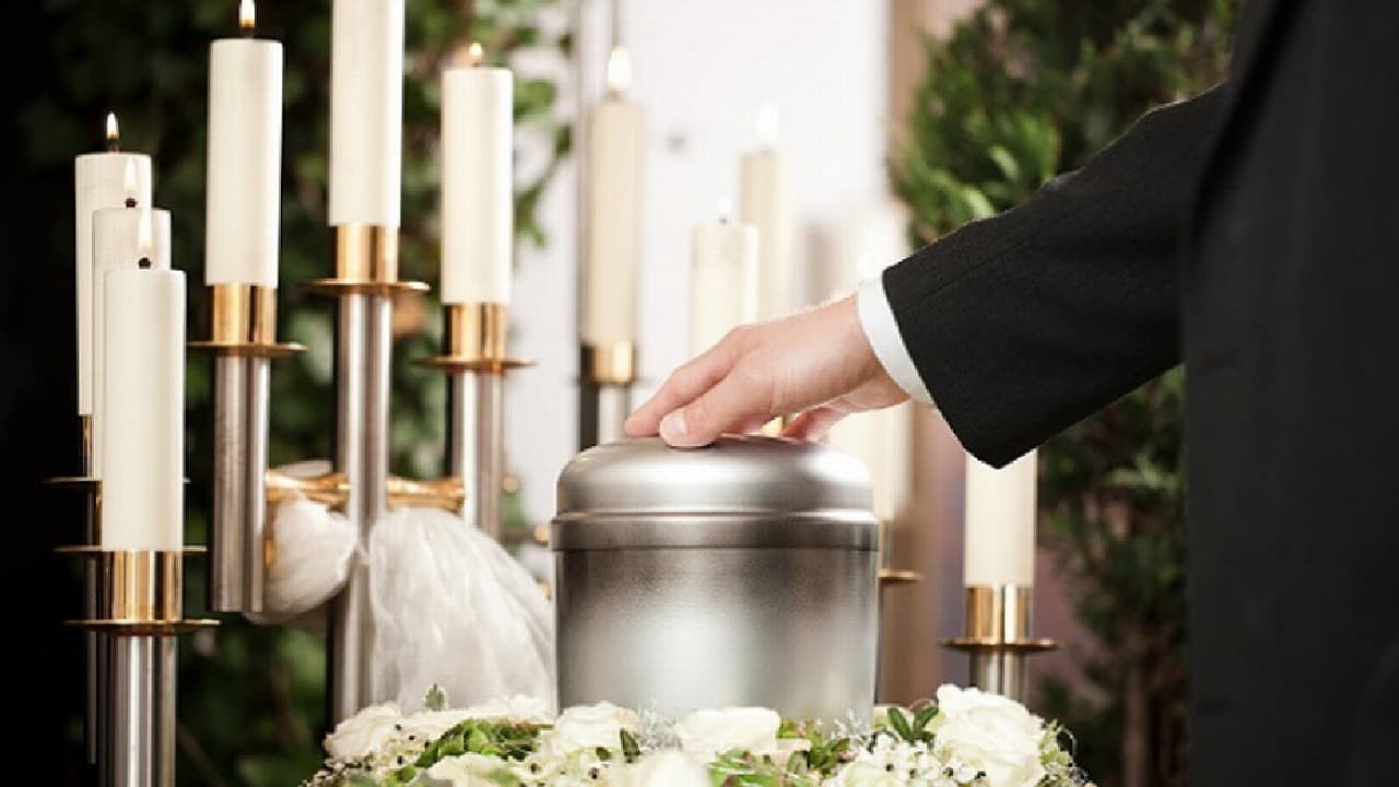 Roban cenizas de influencer para realizar una 'boda fantasma'